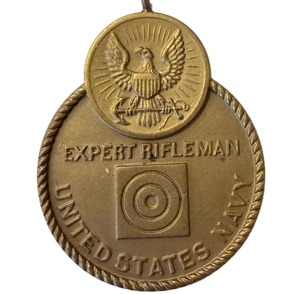 Vintage US Army Expert Rifleman Medal Badge Bronze Tone Military Collectible